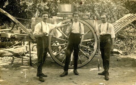 Carte postale représentant 3 artisans de Billio
