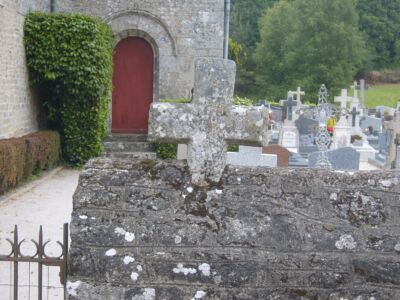 Croix sur le mur du cimetière