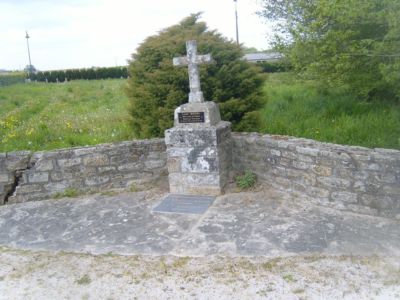 La croix Lucien Bertho. La plus récente édifiée en 1947. a cet endroit lucien bertho jeune résistant, a été sauvagement abattu par l'occupant en 1944. La croix Lucien Bertho (1947)