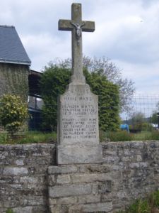 On l'appelle aussi La croix Hays parce qu'elle a été érigée par la famille Hays. La croix de Kervallon